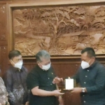 Mantan Plh Sekdaprov Jatim, Heru Tjahjono berpamitan kepada pimpinan DPRD Jawa Timur. Kedatangan Heru didampingi Pj Sekdaprov Wahid Wahyudi. foto: DIDI ROSADI/ BANGSAONLINE