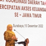 Gubernur Khofiffah saat memberi sambutan dalam Rapat Koordinasi Daerah Tahun 2022 TPAKD se-Jawa Timur.