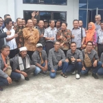 Ketua dan Komisi II DPRD Gresik beserta KWG, saat foto bersama jajaran direksi PD Parkir Makassar Raya. foto: SYUHUD/ BANGSAONLINE