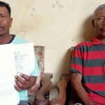 Lahuri dan Sarmadi saat menunjukan berkas laporan yang ditujukan ke Kepala Desa Ngadiboyo, Aries Tri Rahendra.