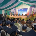 Universitas Nurul Jadid saat mewisuda ribuan mahasiswanya di lapangan Ponpes Nurul Jadid Paiton. Foto : Andi Sirajudin.