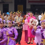 Kapolres Bangkalan yang baru, AKBP Hendro Sukmono beserta istri, saat pisah-sambut dengan tradisi pedang pora di mapolres setempat, Selasa (14/1/2025).