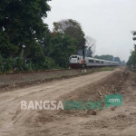 Salah satu titik pengerjaan proyek rel kereta api ganda (double track) di Desa Sumbermulyo, Kecamatan Jogoroto, Kabupaten Jombang. (foto : rony s/bangsaonline)