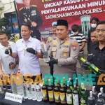 Kapolres Jombang, AKBP Ardi Kurniawan saat tunjukkan barang bukti miras. Foto: Aan Amrulloh/BANGSAONLINE