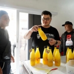 Calon Bupati Kediri nomor urut 2 Hanindhito Himawan Pramana saat akan mencicipi minuman berbahan dasar nanas, Nasae. Foto: Ist.