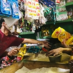 Petugas Disperindag Kabupaten Mojokerto saat memantau harga minyak goreng di salah satu kios.