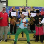 Penyerahan trofi dan hadiah kepada para Juara Pencak Silat Bupati Cup 2022 di GOR Nyalaran Pamekasan.
