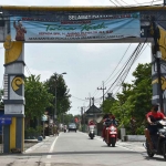 Spanduk ucapan terima kasih ke Bupati Sidoarjo yang terpasang di Gapura Desa Masangankulon, Sukodono. Foto: Ist