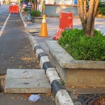 Tutup pembuangan air dari besi di kawasan Bandar Grisse, tepatnya di depan Sekretariat KWG yang hilang. Foto: Ist