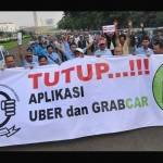 Sopir taksi dan bajaj di Jakarta menggelar demo menolak angkutan umum berbasis online.
