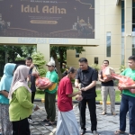Kepala Kantor Imigrasi Kediri, Antonius Frizky Saniscara Cahya Putra saat ikut membagikan daging kurban kepada warga. (Ist)