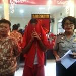 ?Tersangka diapit Kabag Humas Polrestabes Surabaya Kompol Suparti dan Penyidik PPA. Foto:rusmiyanto/BANGSAONLINE