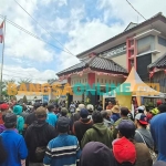 Ratusan petani dari Desa Puncu saat demo ke Kantah Kabupaten Kediri. Foto: MUJI HARJITA/BANGSAONLINE