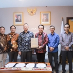 Bupati Jember, M. Fawait saat menerima penghargaan WTP