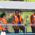 Bupati Blitar Rijanto bersama tim penilai Pokmaswas nasional saat berada di area konservasi Badher Bank.