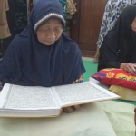 Ratusan lansia mengisi hari-hari selama ramadan dengan mondok di Ponpes Darul Ulum Jombang. Tampak sebagian dari mereka sedang membaca Alquran. foto: Rony Suhartomo/ BANGSAONLINE