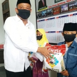 H. Syafiuddin memberikan beras 5 kg kepada anak yatim piatu secara simbolis di rumah aspirasi Griya Abadi Bangkalan, Jum