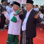 Prof Dr KH Asep Saifuddin Chalim, MA memanjatkan doa dalam suatu acara. Foto: bangsaonline