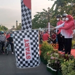 Gubernur Jawa Timur, Khofifah Indar parawansa, saat memberangkatkan peserta gowes kemerdekaan.