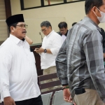 Pj. Bupati Bangkalan Mohni (baju putih) usai menjadi saksi dalam sidang kasus korupsi Bupati Bangkalan Nonaktif Abdul Latif Amin Imron di Pengadilan Tipikor Surabaya, Jum