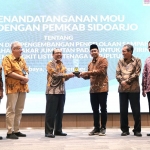 Penandatangan MoU pengelolaan sampah untuk PLTU oleh Pemkab Sidoarjo dan PT PJB, Selasa (13/9/2022). foto ist
