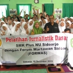 Pemateri pelatihan jurnalistik dari Forwas Sidoarjo foto bersama siswa SMK Plus NU Sidoarjo.