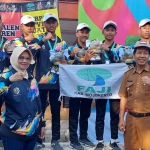 Ketua Umum Pengkab FAJI Kabupaten Mojokerto, Siti Mardiana, bersama para atlet peraih medali.