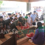 Panglima TNI Jendral Gatot Nurmantiyo saat berziarah ke makam Bung Karno. foto: AKINA/ BANGSAONLINE