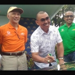 Wali Kota Malang HM Anton membubuhkan tanda tangan pada prasasti Taman Dieng. foto: IWAN IRAWAN/ BANGSAONLINE