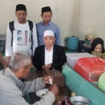 
Saat Kiai Asep didampingi Bu Nyai sedang memborong warung nasi dan makan bersama.