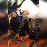 Gubernur Jatim Khofifah Indar Parawansa mengulek sambal di dapur Tagana yang didirikan di komplek Masjid Nasional Al Akbar Surabaya. foto: ist