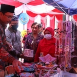 Bupati Sidoarjo, Ahmad Muhdlor Ali, membuka pameran UMKM di halaman kantor BPN. Foto: Ist
