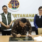 Wamen ATR/BPN, Ossy Dermawan, ketika meresmikan Gedung Arsip Kantah Kabupaten Majalengka yang baru selesai dibangun.