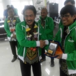 SIMBOLIS: Wabup H Nur Ahmad Syaifuddin menyerahkan  penghargaan kepada PT Japfa Comfeed Indonesia Tbk yang telah hibahkan lahan untuk Frontage Road, Selasa (6/12). foto: mustain/ bangsaonline