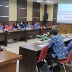 DKPP Kabupaten Blitar bersama perwakilan Biro Perekonomian Jawa Timur dan jajaran Pemkab Blitar saat mengikuti rapat evaluasi pelaksanaan DBHCHT 2025 di Ruang Candi Simping.