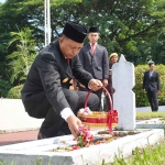 Pjs Bupati Kediri, Heru Wahono Santoso, saat melakukan ziarah dan tabur bunga di pusara salah satu pahlawan. Foto: Ist