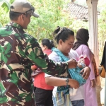 Anggota TMMD ke-106 Kodim 0818 Malang mendampingi petugas kesehatan dari Puskesmas melaksanakan penyuntikan imunisasi kepada pelajar SD Negeri 1 Kedung Salam Kec. Donomulyo, Kamis (17/10/19).