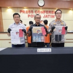 Dirreskrium Polda Jatim Kombes Pol Widi Atmoko dan Kabid Humas Kombes Pol. Jules Abraham Abast menujukkan barang bukti pemerasan saat konferensi pers yang juga menghadirkan kedua tersangka.