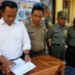 Andik Sumarsono (dua dari kiri) saat melakukan pers release, penangkapan pemelihara satwa langka tanpa izin.