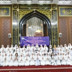 Doa bersama untuk kemakmuran Masjid Arif Nurul Huda Mapolda Jatim oleh Ibu- ibu Kemala Bhayangkari.
