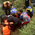 Tim SAR gabungan mengangkat jenazah dari Sungai Jombang di Kelurahan Patemon Pamekasan.