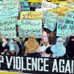 Pendukung Tehrik-e-Minhaj ul Quran, sebuah organisasi Islam, memprotes 