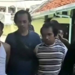 Petugas saat bersama pelaku curanmor di Surabaya.