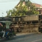 Peristiwa kecelakaan lalu lintas antara motor dan sebuah bus jurusan Semarang-Surabaya terjadi di Jalur Pantura, tepatnya di Desa Bulu Jowo, Kecamatan Bancar, Kabupaten Tuban, Jumat (10/9/2021). (foto: ist)