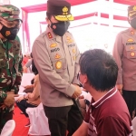 SINERGI: Kapolda Jatim didampingi Kapolresta Sidoarjo dan Dandim 0816 Sidoarjo meninjau vaksinasi nasional TNI-Polri, di GOR Delta, Sabtu (26/6/2021). foto: istimewa