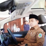 Wali Kota Pasuruan Adi Hidayat saat test drive kendaraan listrik bersama PLN UP3 Pasuruan di Kantor Walikota Pasuruan. Foto: PLN UID Jatim