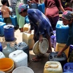Warga mengantre untuk mendapatkan air bersih.
