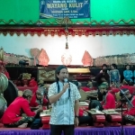 Anggota Faksi NasDem DPRD Kabupaten Kediri, Khusnul Arif, saat memberi sambutan sebelum pentas dimulai. Foto: Ist