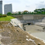 Wali Kota Surabaya Tri Rismaharini memantau langsung bozem yang ada di sisi Utara Underpass Mayjen Sungkono, Kamis (26/12). 