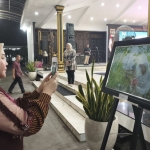 Ketua TP PKK Jombang, Yuliati Nugrahani saat melihat hasil lomba fotografi